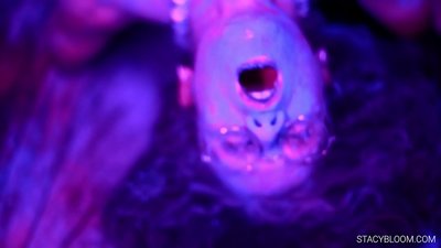 Bayi melancap pada kamera dan membawa dirinya kepada orgasme.